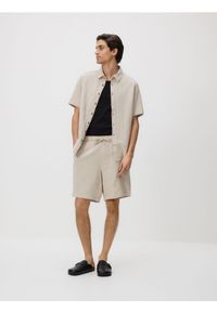 Reserved - Strukturalna koszula regular fit - beżowy. Kolor: beżowy. Materiał: bawełna, tkanina #1