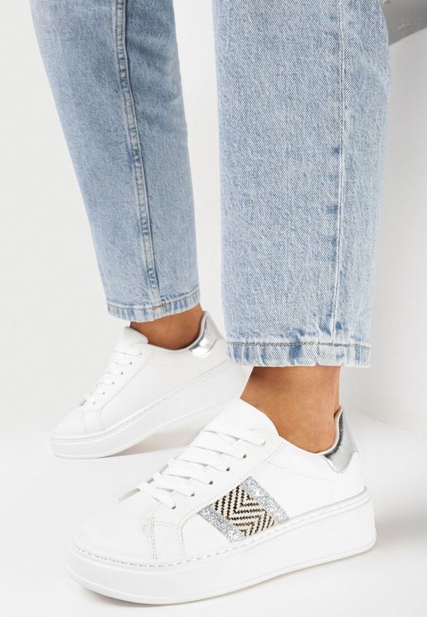 Born2be - Biało-Srebrne Sneakersy na Grubej Podeszwie z Ozdobną Taśmą z Brokatem i Metaliczną Wstawką Pirnessa. Kolor: biały