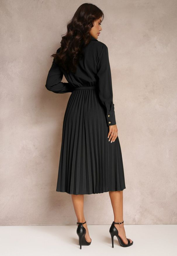 Renee - Czarna Koszulowa Sukienka z Paskiem i Plisowanym Dołem Walisa. Kolor: czarny. Materiał: materiał. Typ sukienki: koszulowe