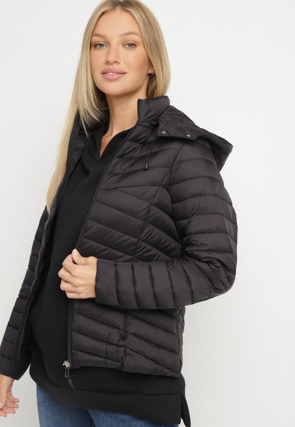 Born2be - Czarna Pikowana Kurtka Przejściowa z Kapturem Suritta. Okazja: na co dzień. Typ kołnierza: kaptur. Kolor: czarny. Materiał: jeans. Styl: casual, klasyczny, sportowy