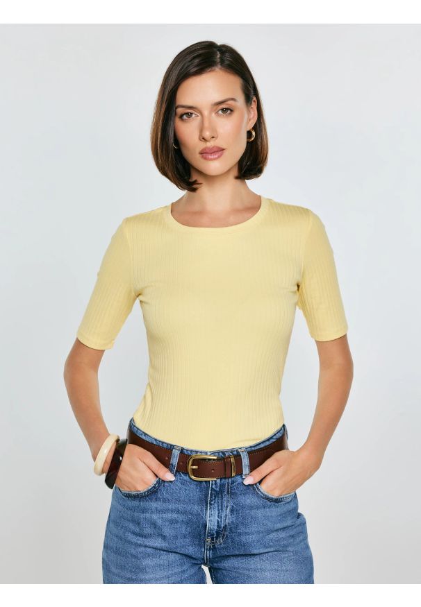 Big-Star - Koszulka damska w prążek żółta Imija 200. Okazja: na co dzień. Kolor: żółty. Materiał: prążkowany, dzianina, jeans, materiał. Długość rękawa: krótki rękaw. Wzór: prążki. Sezon: wiosna, lato. Styl: casual, elegancki
