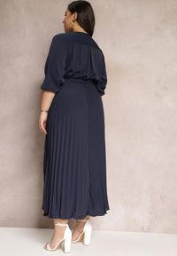 Renee - Granatowa Kopertowa Sukienka z Gumką i Paskiem w Talii Zdobiona Plisowaniem Kaylina. Kolekcja: plus size. Kolor: niebieski. Wzór: aplikacja. Typ sukienki: kopertowe #5