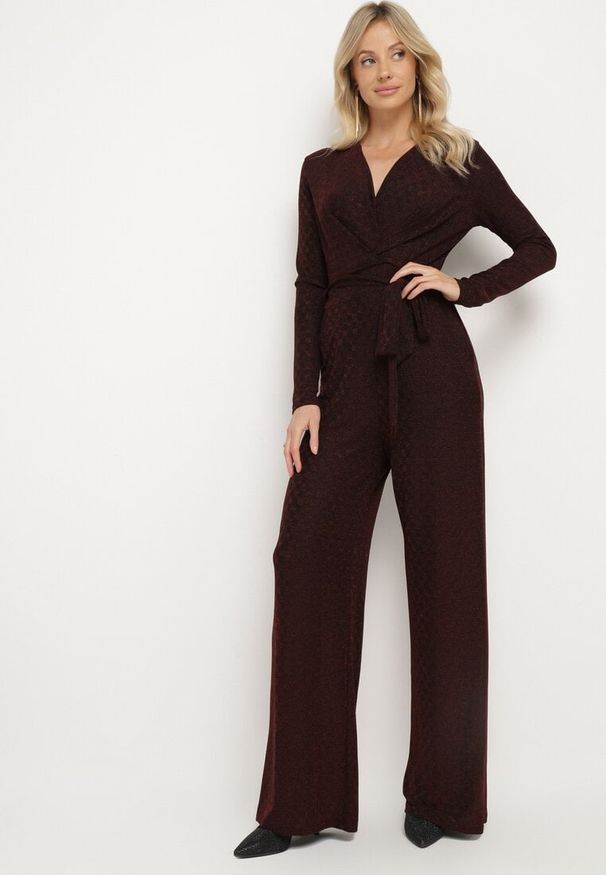 Born2be - Bordowy Kombinezon z Wiskozą Kopertowym Dekoltem i Materiałowym Paskiem Miathalise. Okazja: na spotkanie biznesowe. Kolor: czerwony. Materiał: materiał, wiskoza. Długość: długie. Styl: biznesowy
