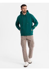 Ombre Clothing - Dresowa bluza unisex z kieszeniami i kapturem – ciemnozielona V17 OU-SNBC-0105 - XL/XXL. Okazja: na co dzień. Typ kołnierza: kaptur. Kolor: zielony. Materiał: dresówka. Wzór: aplikacja. Styl: casual #12