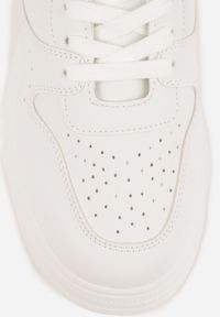Born2be - Białe Sneakersy VICES na Platformie z Ozdobną Perforacją na Nosku Riovera. Okazja: na co dzień. Kolor: biały. Materiał: jeans, dresówka. Obcas: na platformie #4