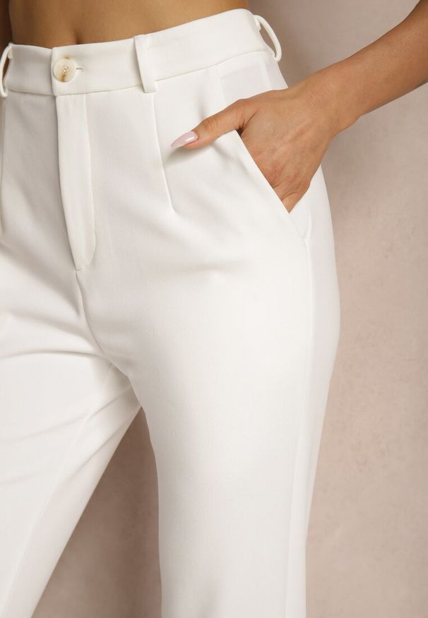 Renee - Białe Spodnie z Wiskozą o Garniturowym Kroju High Waist Senaridra. Okazja: na co dzień. Stan: podwyższony. Kolor: biały. Materiał: wiskoza. Styl: klasyczny, elegancki, casual