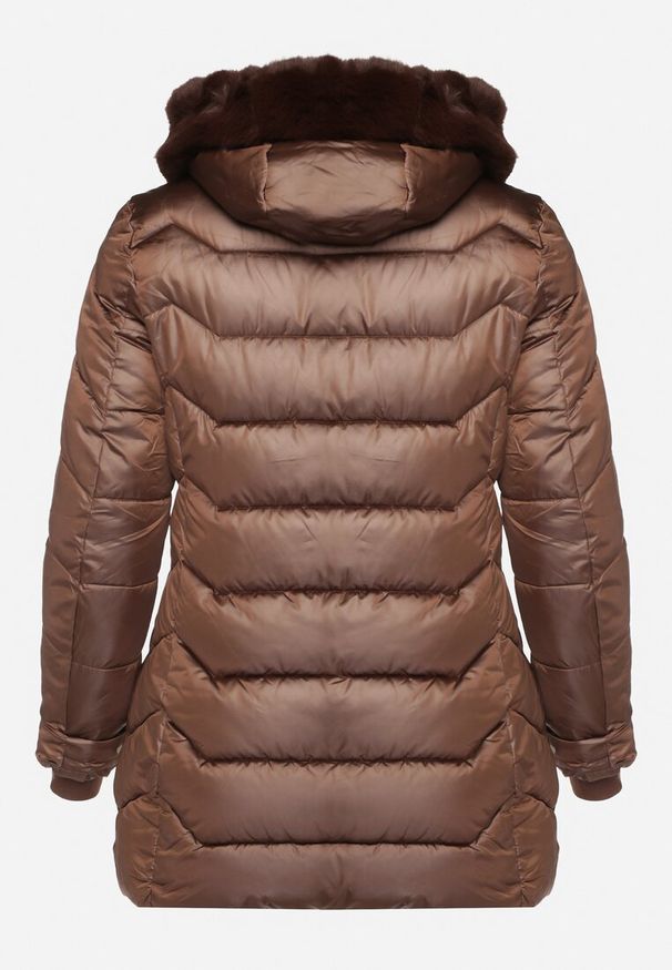 Born2be - Brązowa Kurtka z Pikowanymi Przeszyciami i Odpinanym Futerkiem przy Kapturze Vensie. Okazja: na co dzień. Kolekcja: plus size. Kolor: brązowy. Materiał: futro. Styl: klasyczny, elegancki, casual