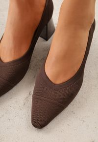 Born2be - Brązowe Dzianinowe Czółenka VICES na Niskim Słupku z Miękkim Zapiętkiem i Wkładką Soft-Step Kaleana. Okazja: na spotkanie biznesowe, na co dzień. Kolor: brązowy. Materiał: dzianina. Obcas: na słupku. Styl: elegancki, biznesowy, klasyczny, casual #7