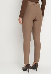 Born2be - Ciemnobeżowe Spodnie z Paskiem z Klamrą Falindea. Okazja: na co dzień. Kolor: beżowy. Styl: casual, sportowy #7