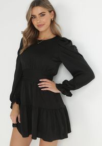 Born2be - Czarna Sukienka Taliowana z Falbanami Klasino. Kolor: czarny. Materiał: zamsz. Wzór: aplikacja. Długość: mini #1