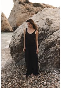 Marsala - Spodnie z wiskozy o luźnym kroju w kolorze TOTALLY BLACK - SAN DIEGO-S. Stan: podwyższony. Materiał: wiskoza. Sezon: lato. Styl: klasyczny, elegancki