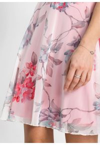 Sukienka z częścią spódnicową z siatkowego materiału z nadrukiem bonprix koralowo-biel wełny w kwiaty. Kolor: różowy. Materiał: wełna, materiał. Wzór: kwiaty, nadruk. Typ sukienki: kopertowe #4