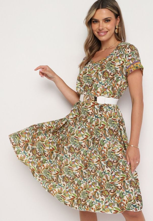 Born2be - Beżowo-Zielona Wiskozowa Sukienka Rozkloszowana we Wzór Paisley Mastis. Kolor: beżowy. Materiał: wiskoza. Wzór: paisley