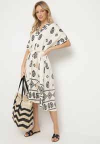 Born2be - Czarno-Kremowa Wiskozowa Sukienka Boho o Pudełkowym Kroju z Rozcięciami Nelbia. Okazja: na co dzień. Typ kołnierza: dekolt w serek. Kolor: czarny. Materiał: wiskoza. Styl: boho #4