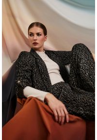 MOODO - Marynarka w zwierzęcy wzór czarna. Kolor: czarny. Materiał: elastan, poliester, wiskoza. Wzór: motyw zwierzęcy