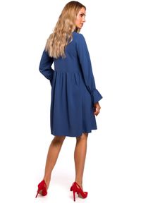 Sukienki.shop - Sukienka oversize elegancka rozkloszowana z falbaną niebieska. Okazja: na co dzień. Kolor: niebieski. Materiał: materiał, tkanina, elastan. Wzór: gładki. Typ sukienki: oversize. Styl: elegancki #4