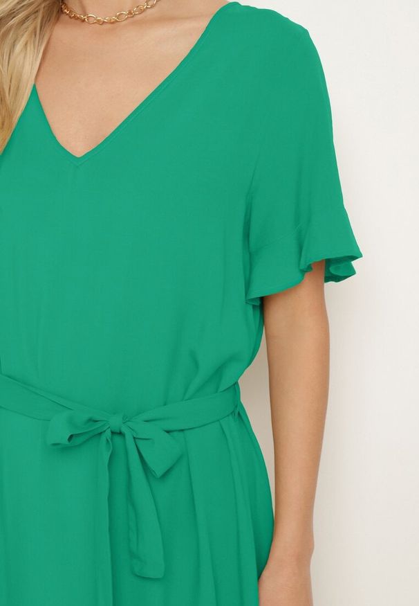 Born2be - Ciemnozielona Sukienka Pudełkowa z Materiałowym Paskiem i Falbanką Dimovas. Typ kołnierza: dekolt w kształcie V. Kolor: zielony. Materiał: materiał
