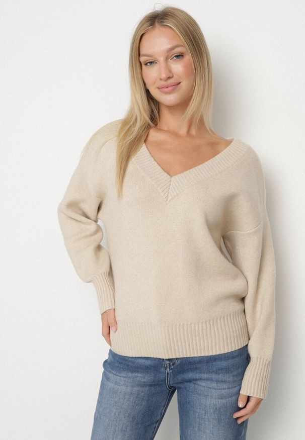 Born2be - Beżowy Sweter z Kaszmirem z Dekoltem w Serek Plenae. Okazja: na co dzień. Typ kołnierza: dekolt w serek. Kolor: beżowy. Materiał: kaszmir. Styl: klasyczny, casual, elegancki