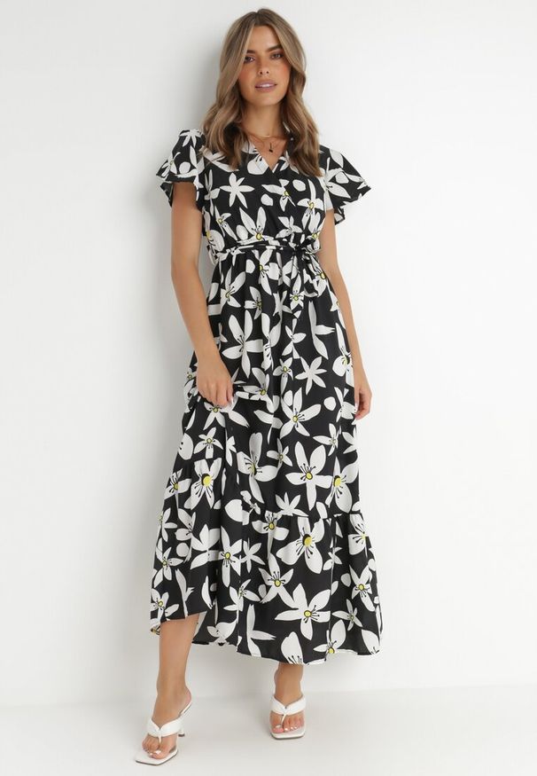 Born2be - Czarna Sukienka Marrie. Kolor: czarny. Materiał: materiał. Długość rękawa: krótki rękaw. Wzór: kwiaty. Sezon: lato. Typ sukienki: kopertowe. Długość: maxi