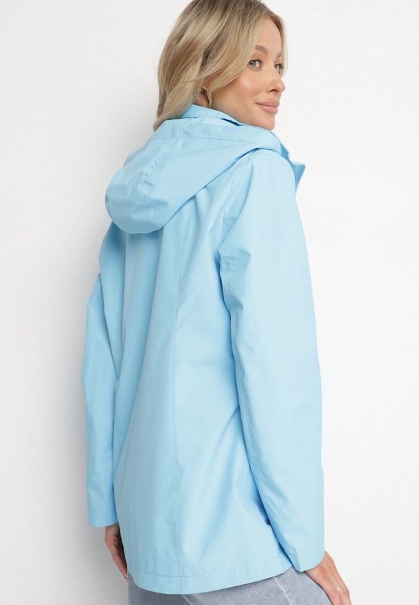 Born2be - Jasnoniebieska Kurtka Typu Wiatrówka z Odpinanym Kapturem Ndivoria. Okazja: na co dzień, na spacer. Kolor: niebieski. Materiał: jeans. Styl: sportowy, casual