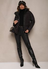 Renee - Czarna Pudełkowa Kurtka z Kapturem i Kieszeniami Zdobiona Pikowanymi Przeszyciami Issenia. Okazja: na co dzień. Typ kołnierza: kaptur. Kolor: czarny. Materiał: jeans. Wzór: aplikacja. Sezon: zima. Styl: casual #5