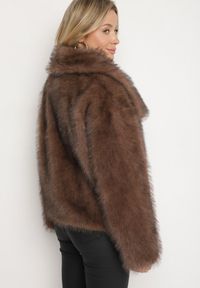 Born2be - Brązowa Kurtka Futerko z Szerokim Kołnierzem Vertilira. Okazja: na co dzień. Kolor: brązowy. Materiał: futro. Sezon: zima. Styl: elegancki, casual, klasyczny, wizytowy #2