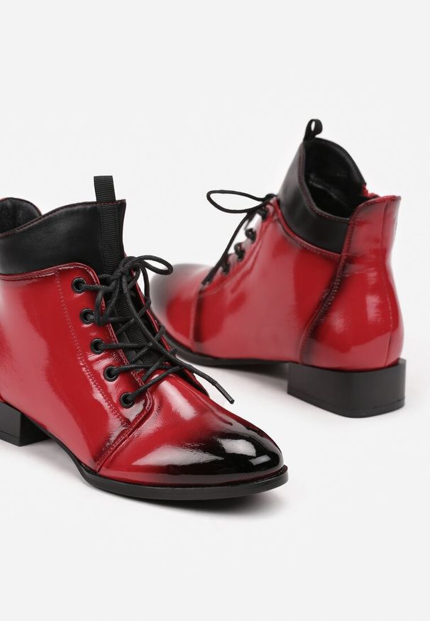 Renee - Czerwono-Czarne Botki Lakierowane na Płaskiej Podeszwie ze Sznurowaniem Mivalia. Okazja: na co dzień, na spotkanie biznesowe. Zapięcie: sznurówki. Kolor: czerwony. Materiał: lakier. Obcas: na płaskiej podeszwie. Styl: casual, biznesowy, elegancki, rockowy