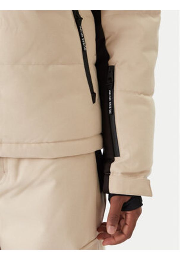 Guess Kurtka narciarska M5BL0N WF182 Beżowy Regular Fit. Kolor: beżowy. Materiał: syntetyk. Sport: narciarstwo