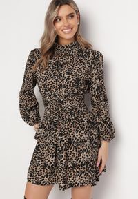 Born2be - Brązowa Sukienka Mini Rozkloszowana w Cętki Ozdobiona Falbankami Fertta. Okazja: na co dzień. Typ kołnierza: kołnierz z falbankami. Kolor: brązowy. Długość rękawa: na ramiączkach. Wzór: aplikacja. Sezon: wiosna, lato. Styl: casual. Długość: mini #6