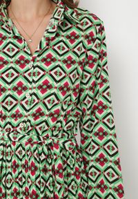 Born2be - Zielona Rozkloszowana Sukienka Koszulowa w Geometryczny Print Larissam. Kolor: zielony. Materiał: materiał. Wzór: nadruk, geometria. Typ sukienki: koszulowe. Długość: maxi #3