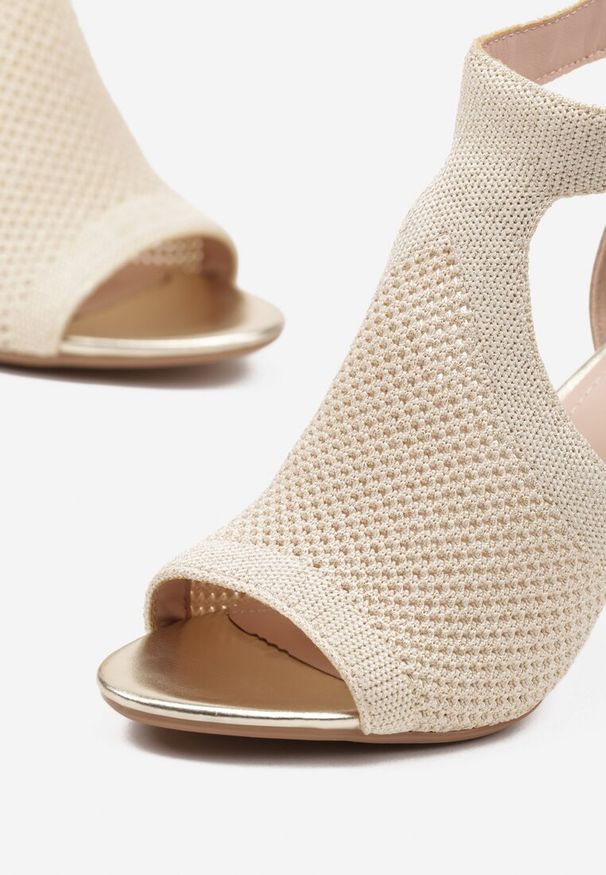 Renee - Złote Ażurowe Sandały na Słupkowym Obcasie z Paskiem ze Sprzączką Worritia. Okazja: na co dzień. Zapięcie: pasek. Kolor: złoty. Materiał: jeans. Wzór: ażurowy. Obcas: na obcasie. Styl: casual, elegancki. Wysokość obcasa: średni