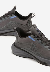 Born2be - Ciemnoszare Buty Sportowe Sneakersy Ozdobione Tłoczonym Wzorem Axevia. Kolor: szary. Materiał: dresówka. Wzór: aplikacja