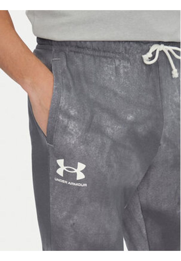 Under Armour Spodnie dresowe Rival Terry Printed 1390143 Szary Regular Fit. Kolor: szary. Materiał: bawełna
