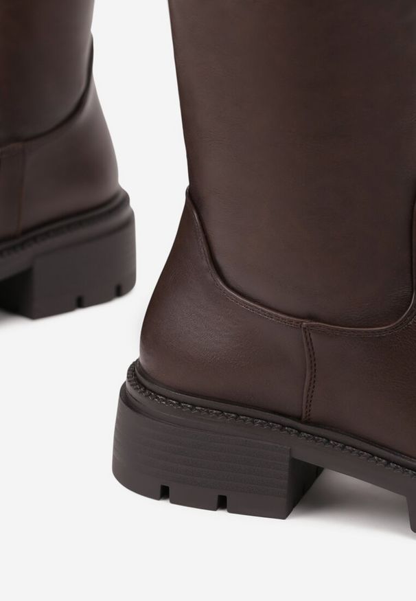 Renee - Brązowe Kozaki z Gładką Cholewką w Minimalistycznym Stylu Acordia. Okazja: na co dzień. Kolor: brązowy. Materiał: jeans. Szerokość cholewki: normalna. Wzór: gładki. Styl: klasyczny, casual