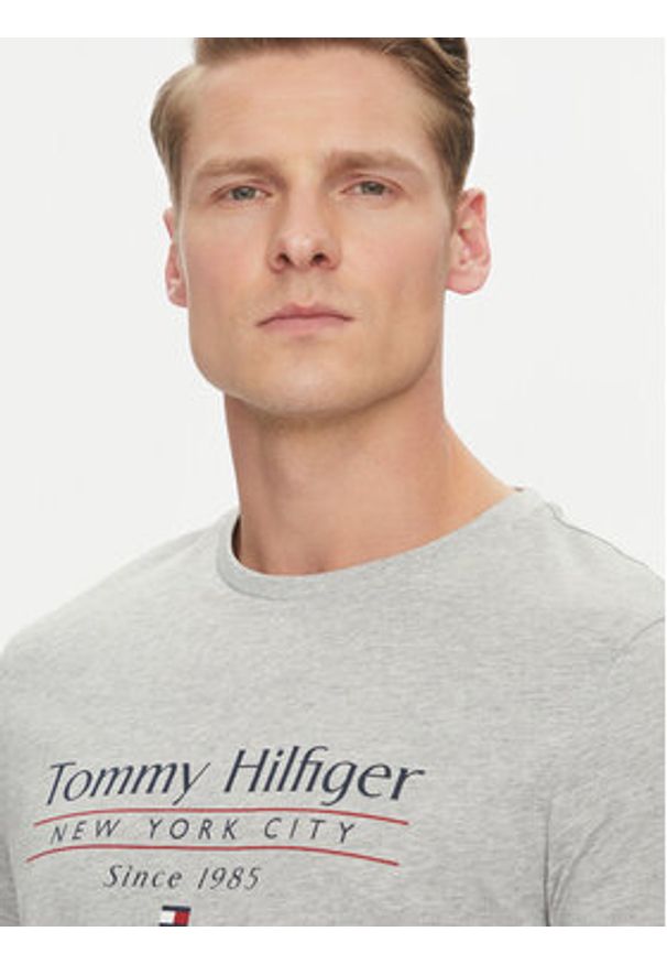 TOMMY HILFIGER - Tommy Hilfiger T-Shirt Center Stack MW0MW38621 Szary Regular Fit. Kolor: szary. Materiał: bawełna