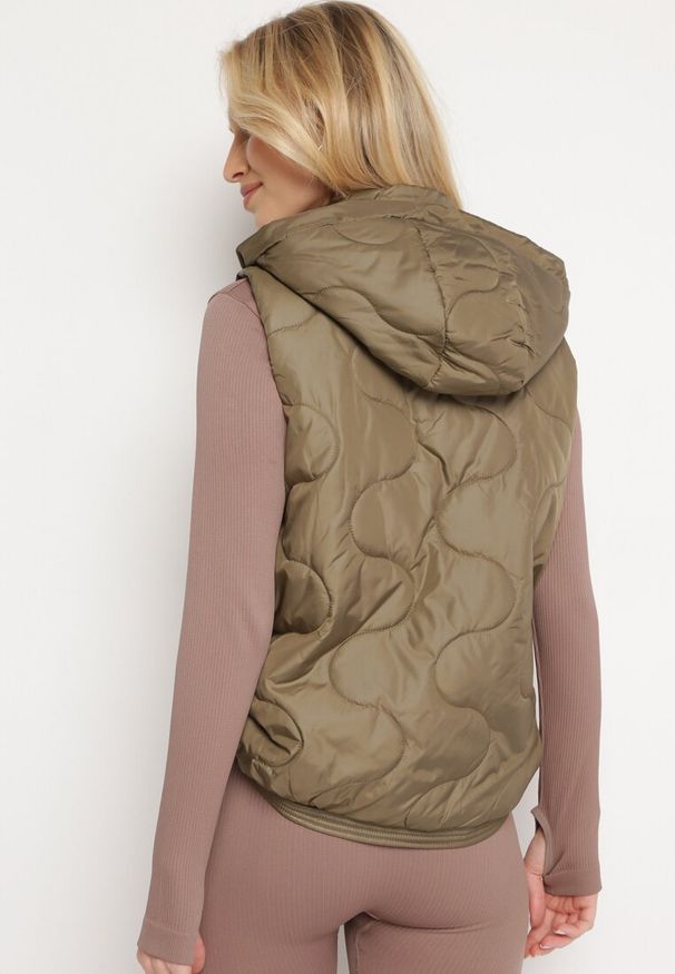 Born2be - Ciemnozielona Kamizelka z Odpinanym Kapturem i Ściągaczami po Bokach Ysorria. Kolor: zielony. Długość: krótkie