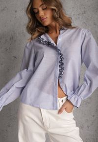 Renee - Niebieska Bawełniana Koszula z Falbanką i Haftem Ostorea. Okazja: na co dzień. Kolor: niebieski. Materiał: bawełna. Wzór: haft. Styl: casual, elegancki #1