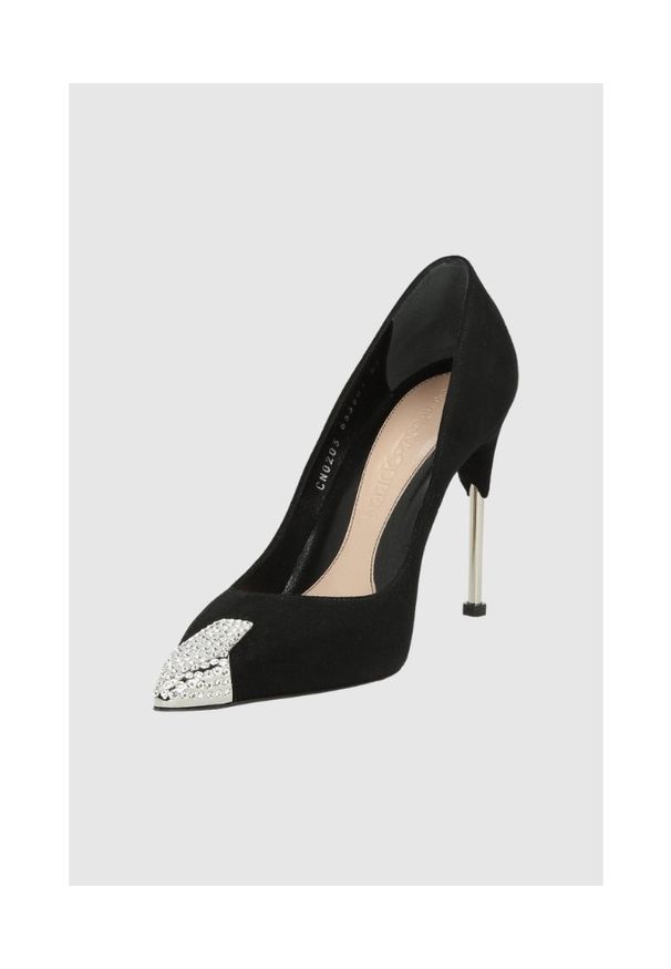 Alexander McQueen - ALEXANDER MCQUEEN Szpilki czarne zamszowe. Nosek buta: okrągły. Kolor: czarny. Materiał: zamsz. Wzór: aplikacja. Obcas: na szpilce. Wysokość obcasa: średni