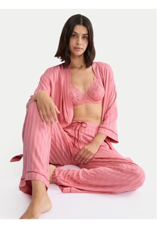 Triumph Szlafrok Amourette Jacquard 10227267 Różowy Relaxed Fit. Kolor: różowy. Materiał: wiskoza