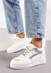 Renee - Białe Sneakersy na Ukrytym Koturnie z Błyszczącą Wstawką i Sznurowaniem Keiranna. Kolor: biały. Obcas: na koturnie #6