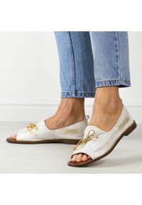 DEONI - Złote przecierane skórzane Polskie sandały damskie z zakrytą piętą Deoni D488d. Zapięcie: bez zapięcia. Kolor: złoty. Materiał: skóra. Sezon: wiosna, lato. Styl: klasyczny #1