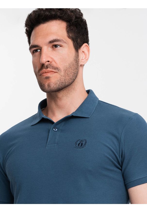 Ombre Clothing - Jednokolorowa koszulka polo męska BASIC z dzianiny pique - ciemnoniebieska V13 - Rozmiar: M. Okazja: na co dzień. Typ kołnierza: polo. Kolor: niebieski. Materiał: dzianina. Wzór: haft, aplikacja, jednolity. Styl: sportowy, wizytowy, casual