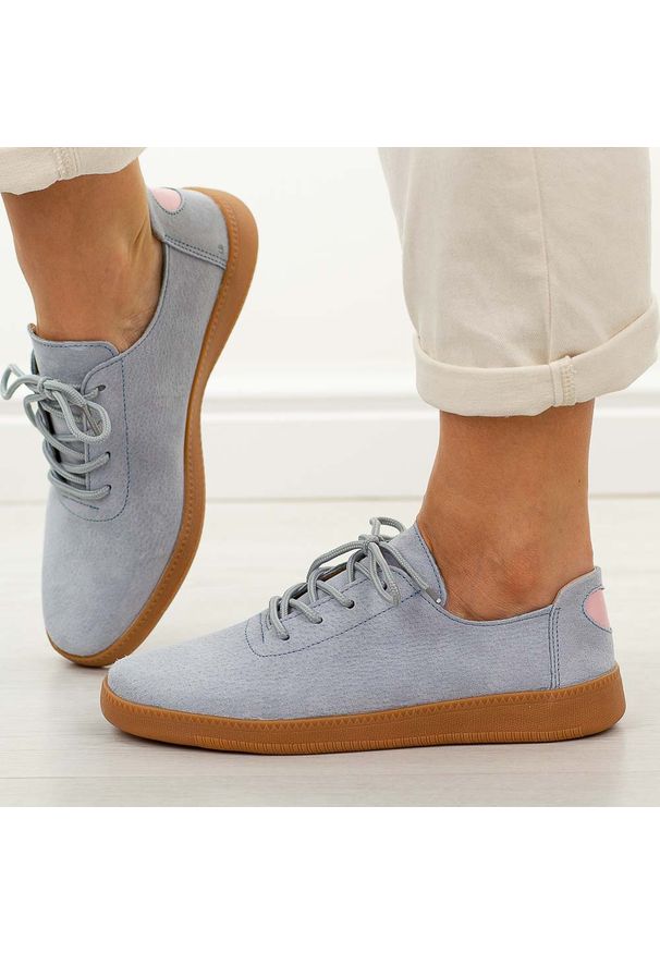 Niebieskie skórzane półbuty damskie T.Sokolski w26-611. Okazja: na co dzień. Nosek buta: okrągły. Zapięcie: sznurówki. Kolor: niebieski. Materiał: zamsz, skóra. Szerokość cholewki: normalna. Sezon: wiosna, jesień, lato. Styl: casual, elegancki, klasyczny