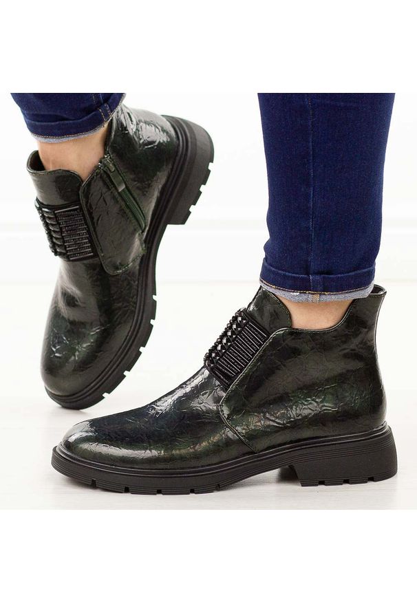 Zielone lakierowane botki damskie M.Daszyński 2501-10. Okazja: na co dzień, do pracy, na uczelnię. Nosek buta: okrągły. Kolor: zielony. Materiał: lakier, skóra. Szerokość cholewki: normalna. Sezon: zima, jesień. Styl: klasyczny, casual, elegancki