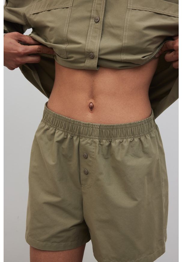 Marsala - Bawełniane szorty w kolorze KHAKI - CLINT-XL. Stan: podwyższony. Kolor: brązowy. Materiał: bawełna. Wzór: aplikacja. Sezon: lato