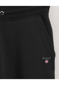 GANT - Czarne spodnie dresowe z haftowanym logo. Kolor: czarny. Materiał: dresówka. Wzór: haft