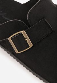 Renee - Czarne Klapki Chodaki Ozdobione Paskiem z Klamrą Ploraria. Okazja: na co dzień. Kolor: czarny. Materiał: jeans. Wzór: aplikacja. Styl: retro, casual #6