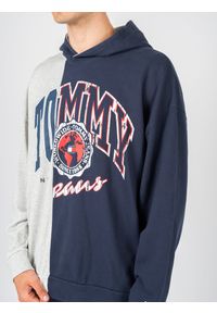 TOMMY HILFIGER - Tommy Jeans Bluza | DM0DM12935 | Mężczyzna | Granatowy. Okazja: na co dzień. Typ kołnierza: kaptur. Kolor: niebieski. Materiał: bawełna. Wzór: nadruk. Styl: casual #5