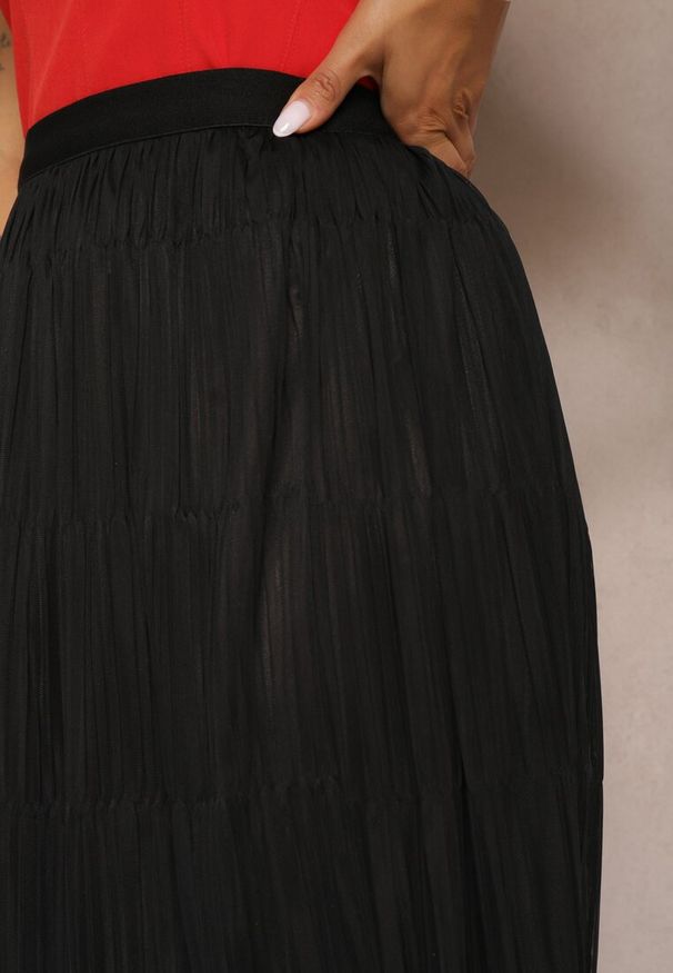 Renee - Czarna Rozkloszowana Spódnica z Tiulu Wykończona Gumką w Pasie Risshara. Okazja: na co dzień. Kolor: czarny. Materiał: tiul. Styl: elegancki, casual