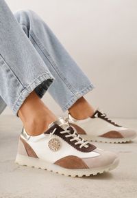 Renee - Beżowo-Złote Sneakersy ze Skóry Naturalnej Ozdobione Metaliczną Aplikacją Tidina. Zapięcie: sznurówki. Kolor: beżowy. Materiał: skóra. Wzór: aplikacja. Sezon: wiosna #1
